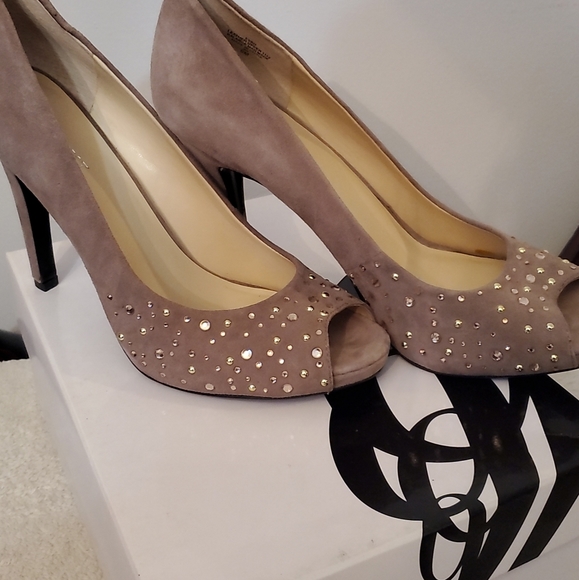New with box Nine West Peep Toe Heels, Size 9. Suede leather - Picture 2 of 3